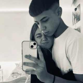 Foto do casal Lucas e Carol